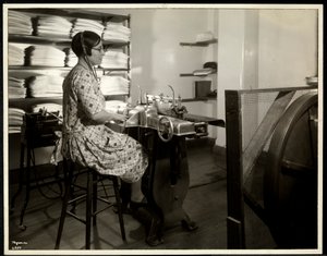 Blinde vrouw, vermoedelijk Charlotte Rohr, werkend met een braillepers, dictafoon en stereotype, New York, 1933